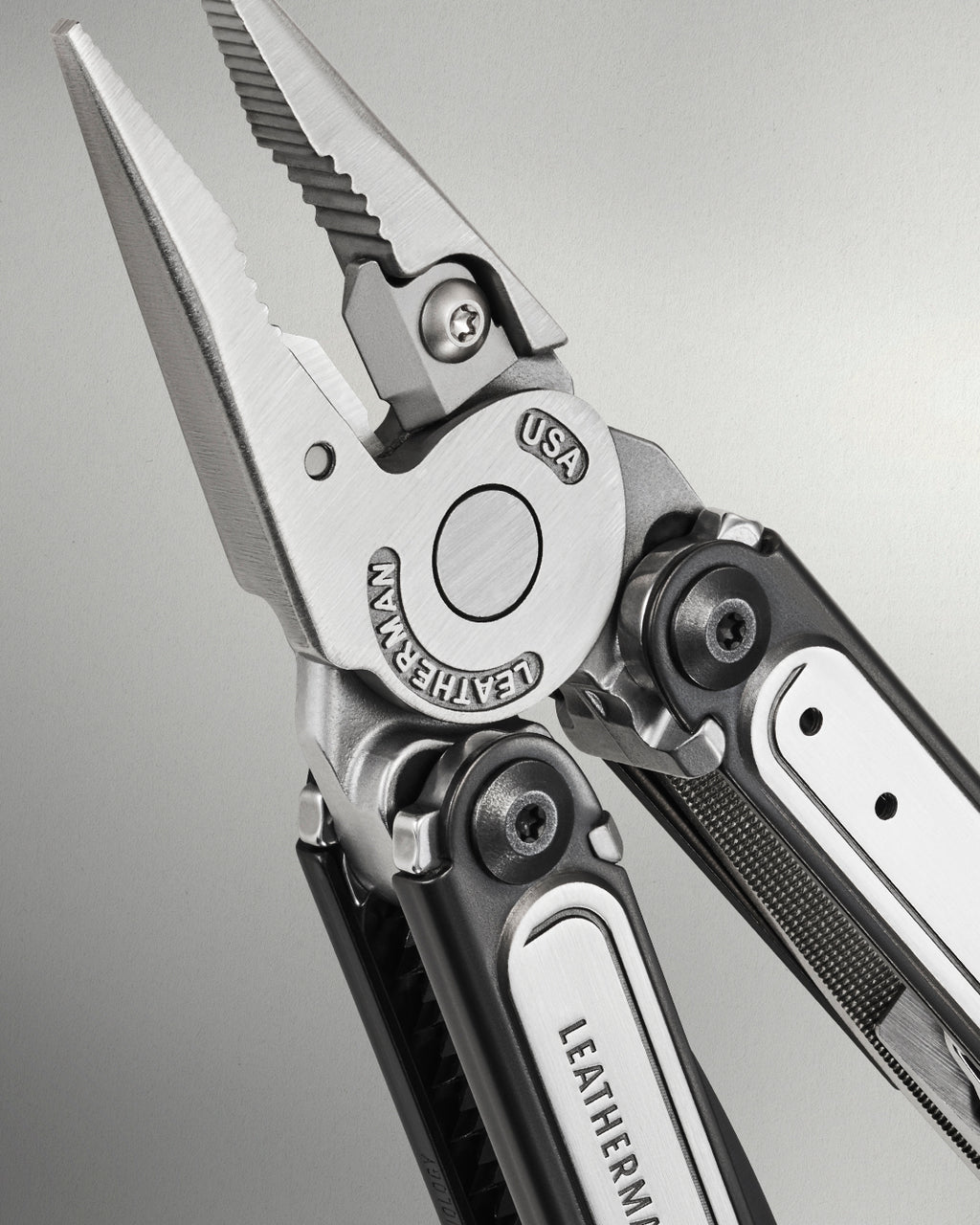 Leatherman ARC (Black DLC & Stainless Steel)